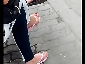 candid feet in flip-flops VID 20180626 150317031 HD